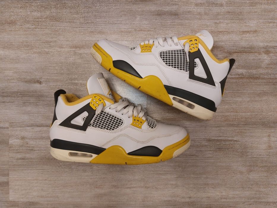 Adidasi Jordan 4 Sulfur