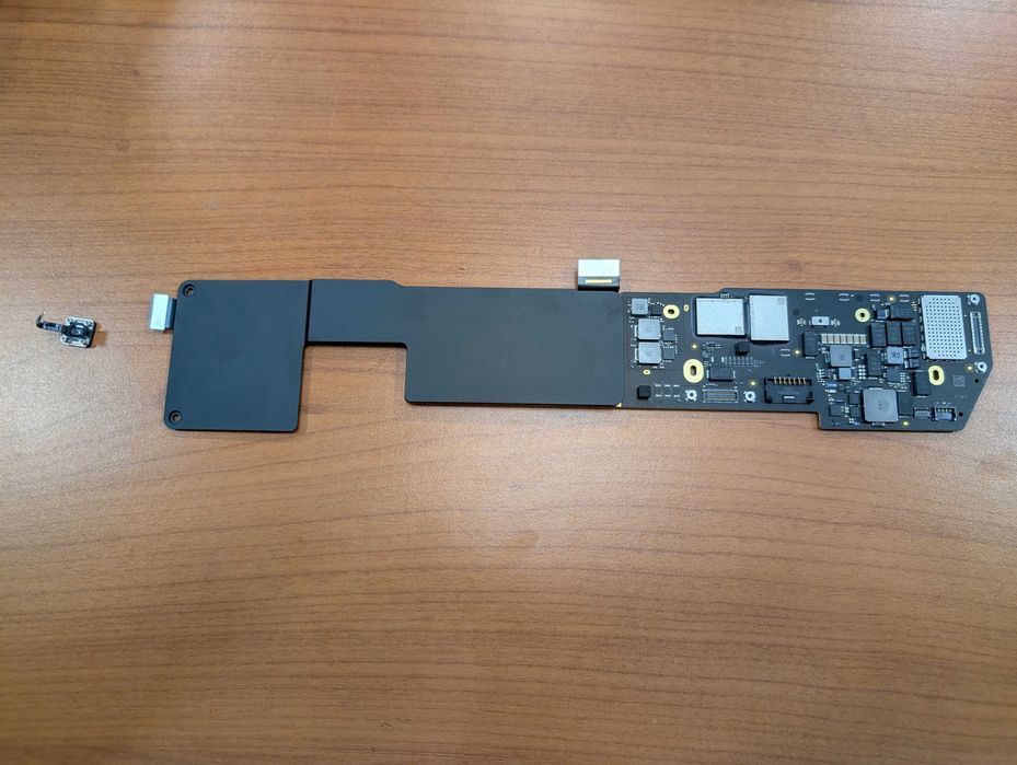 Placa de baza Macbook Air M1 2020 A2337 8Gb Ram 256Gb SSD cu TouchID (Deblocată - fără iCloud sau MDM)