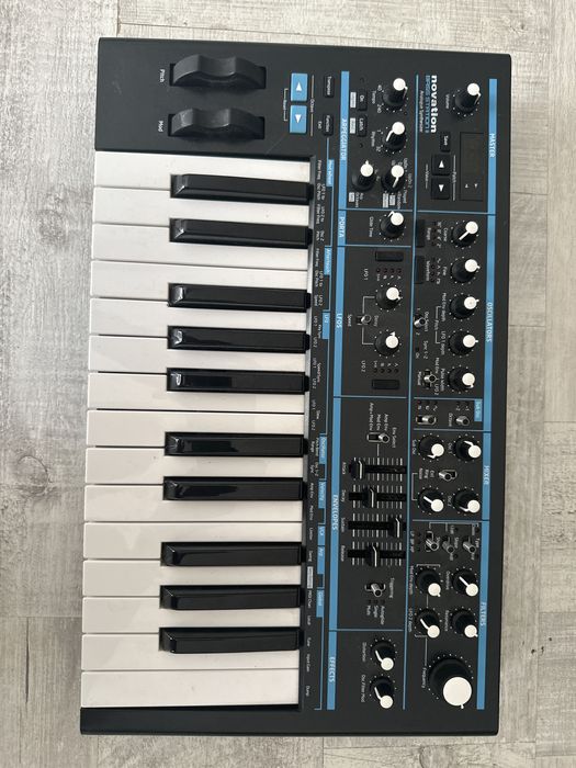 Novation Basssttation 2 sintetizator analog