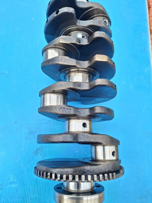 Колянов вал Audi Pasat 1.9tdi 131к като огледало от кола на малко мили