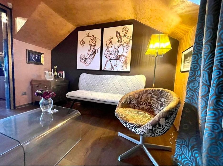 Продава се Тристаен апартамент в София, Център - 74 кв.м за 3717 €/кв.м - Снимка #2