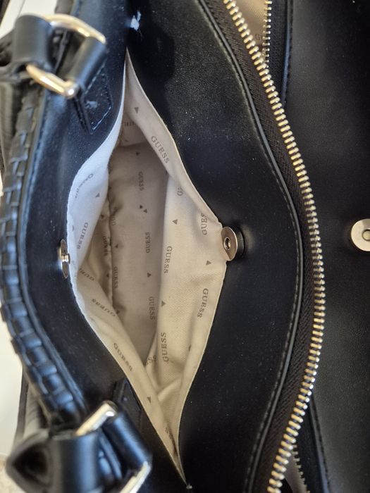 Оригинална чанта на Guess