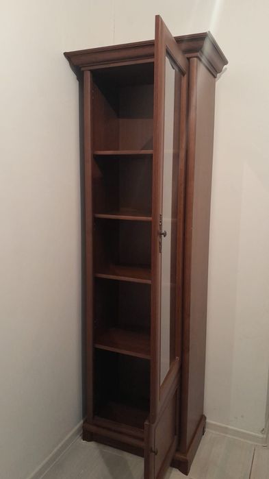 Шкаф с полочками