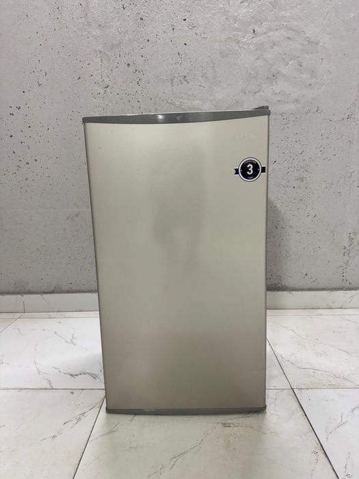 Хододильник серого цвета новый