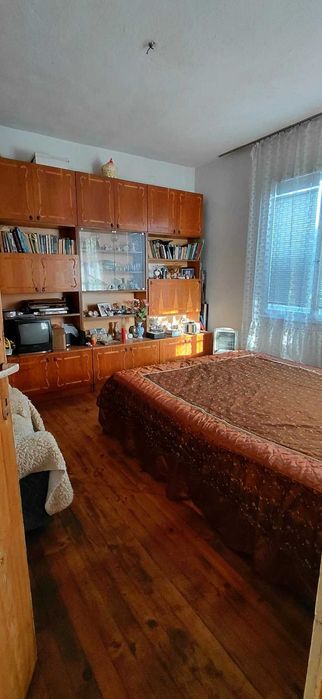 Тухлена къща с лятна кухня и голям двор в гр. Крън