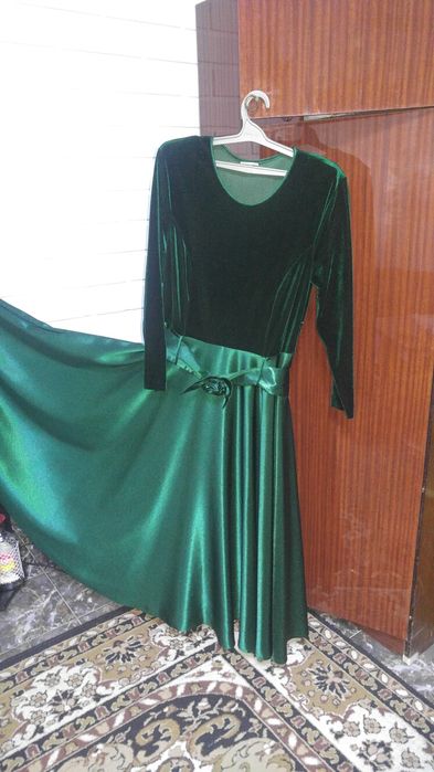 Зелёное платье с длинным рукавом 3/4  и юбкой солнце клёш