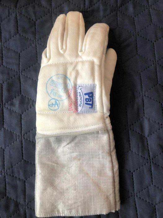 Екипировка за фехтовка на сабя, лява екипировка.