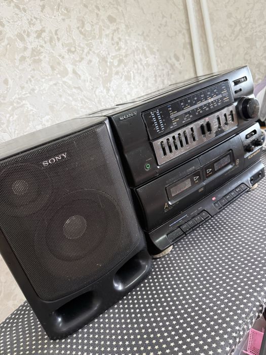 Магнитофон SONY в рабочем состоянии