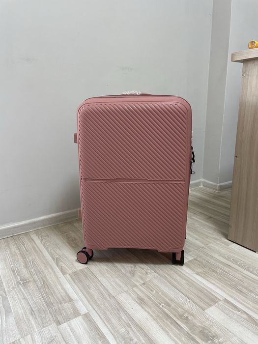 Средние новые чемоданы