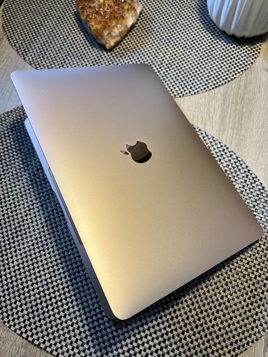 MacBook Air M1 (2020) / 8GB / 256GB SSD / Много добро състояние / Батерия 86%