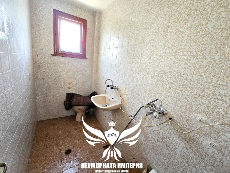 Двуетажна къща с постройки 320РЗП с 1430кв. двор село Конуш