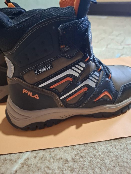 Продавам нови зимни боли за момче,марка Fila