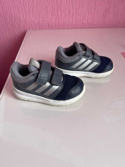 Маратонки Adidas, Nike