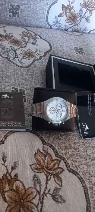 Продам часы новые Lotus