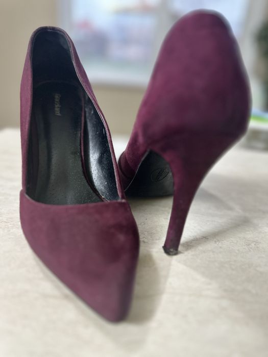 Дамски велурени обувки с ток