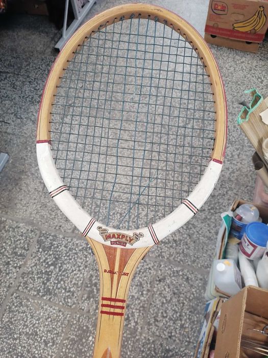 Стара дървена ракета за тенис