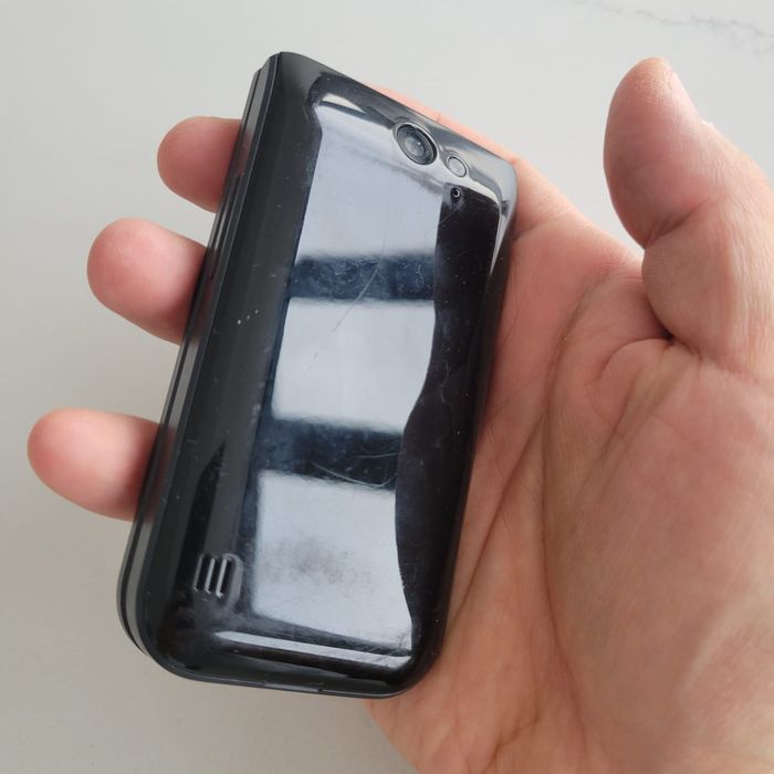 Телефон Nokia 2720 Flip