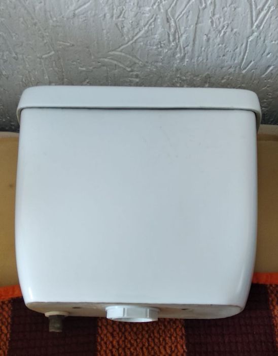 Продается бачок на унитаз.