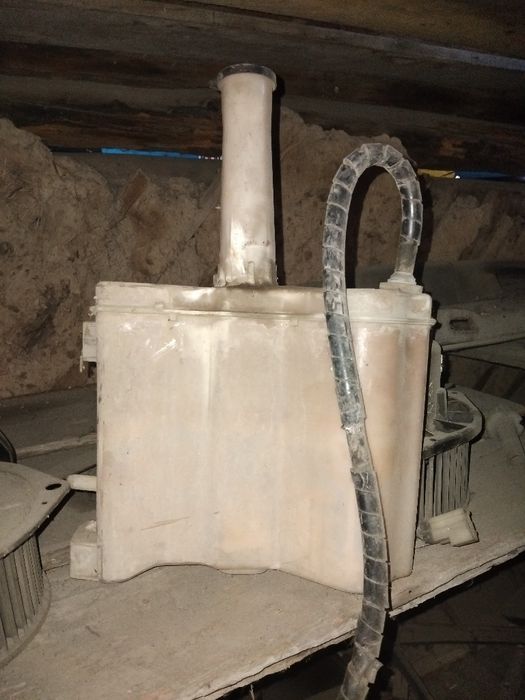 Продам бочок антифриза на мазду кронос