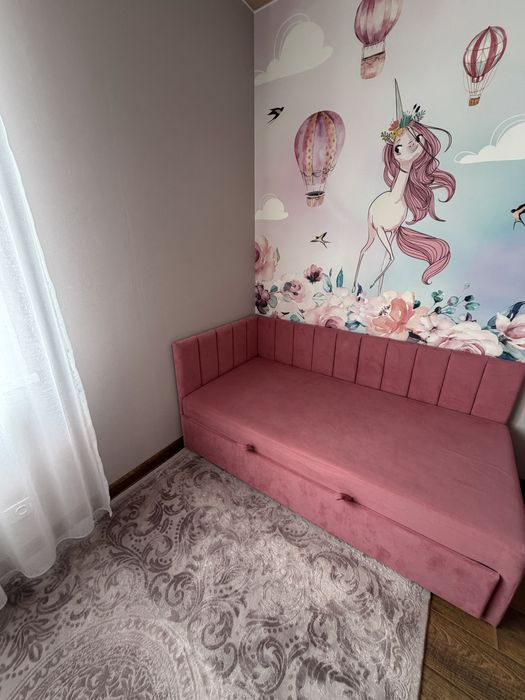 Диван для девочки в отличном состоянии