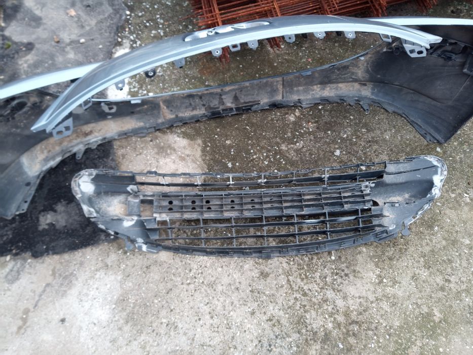 Продавам предна броня за Пежо 207