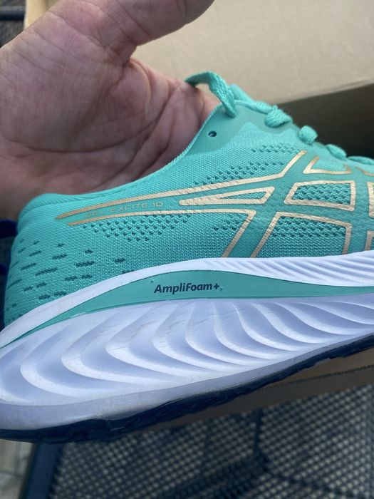 маратонки Asics номера 37,5 и 38см ,стелки 23,5см и 24см,като нови