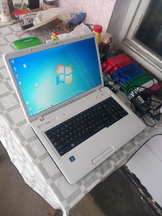 Laptop Toshiba 17.3" - AMD E450 - 1.65 - 160GB - 8GB ram Windoes 7