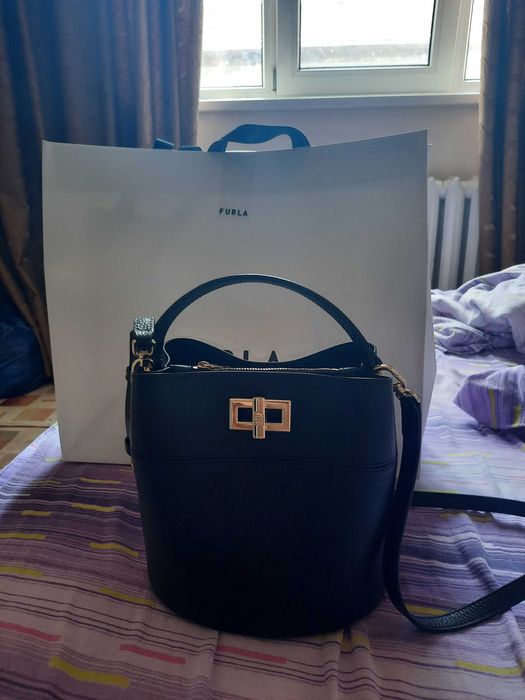 Чанта на марката Furla