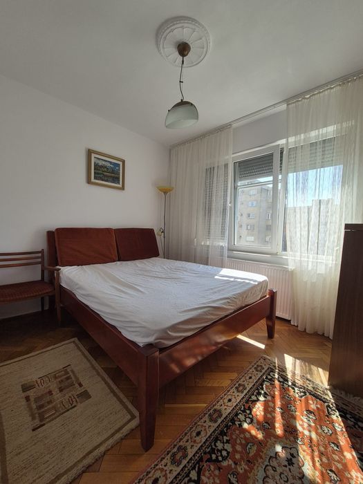Închiriez apartament cu 2 camere