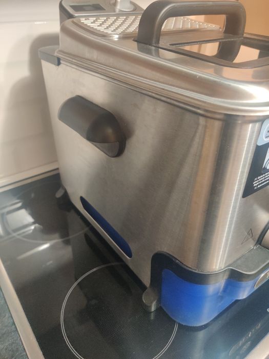 Фритюрник Tefal с филтър и контейнер.