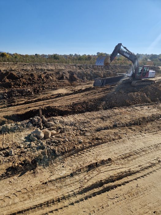 Inchiriez excavator 23 T pe senile, 10 T pe roti si 5 t pe senile