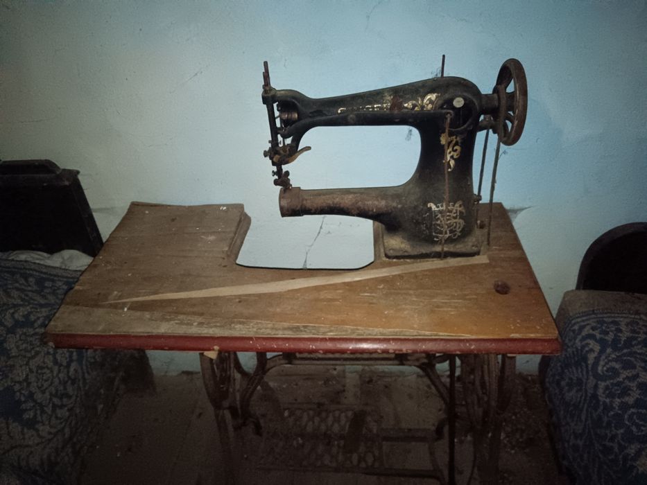 Vând mașina de cusut zinger