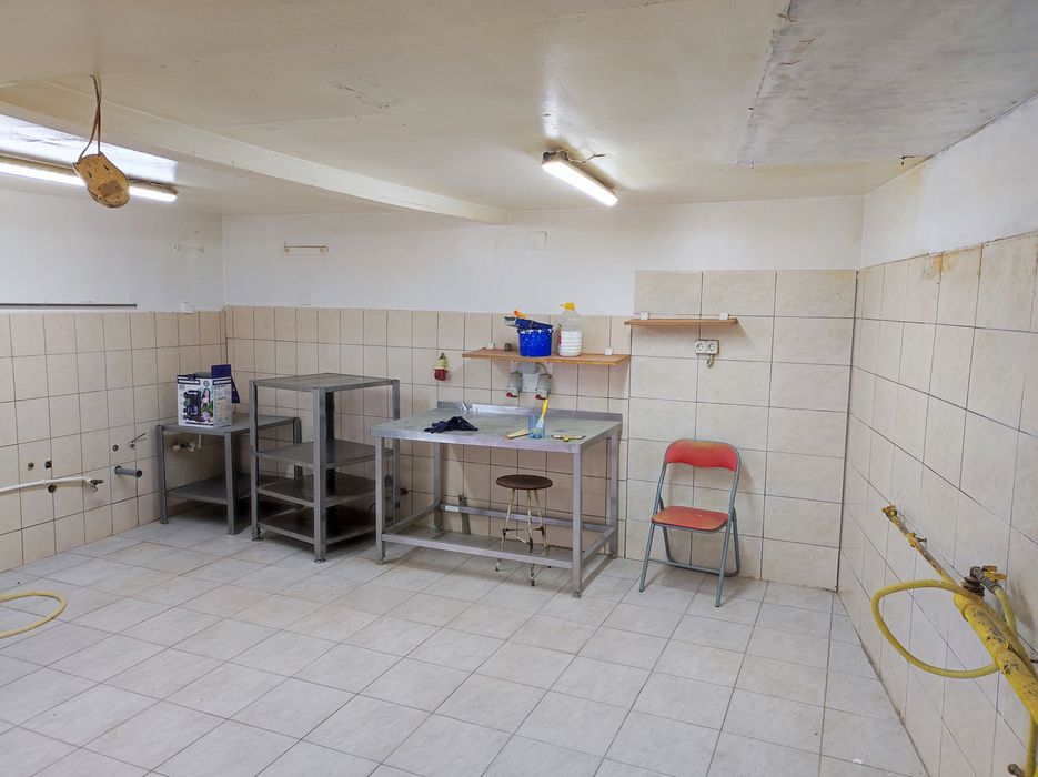 Inchiriez casa la curte zona Delfinului- Pantelimon