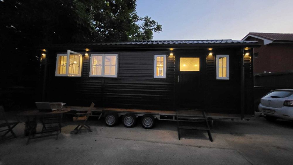 Tiny House - casuta pe roti, lemn masiv, construcție artizanală — 17 mp, complet mobilată, gata de iarnă.