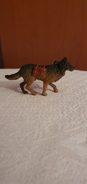 Фигурки собака - овчарка, солдатики.