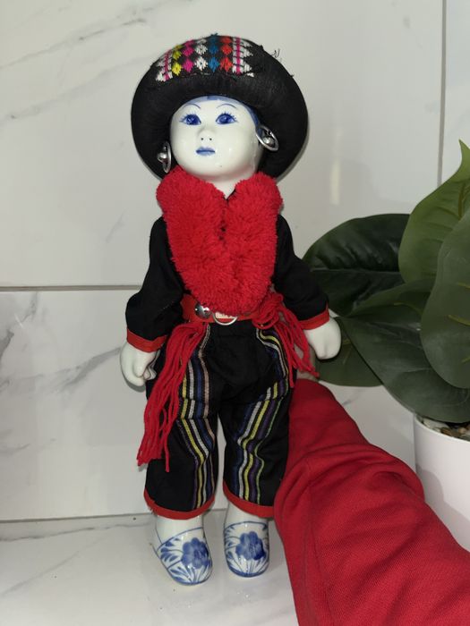 Винтидж порцеланова кукла на племето Яо