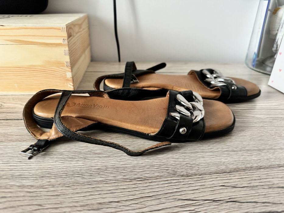 Vand sandale negre din piele