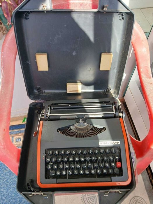 Продавам пишеща машина Хеброс1300.