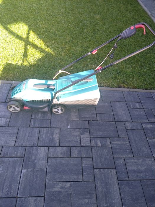 Mașină de tuns iarba Bosch