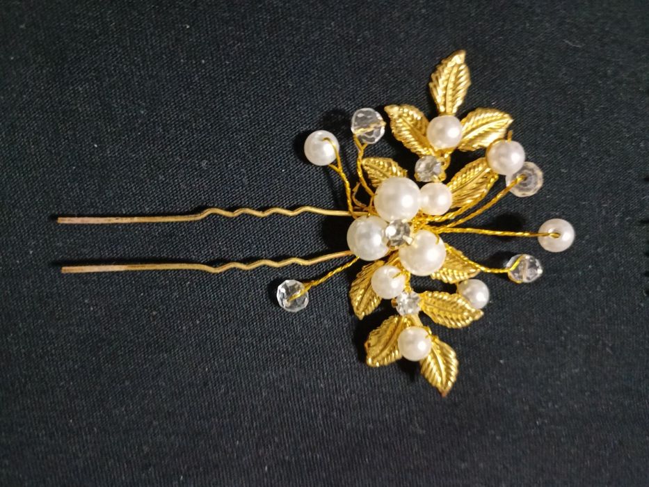 Бижутерия и две нарядные заколки