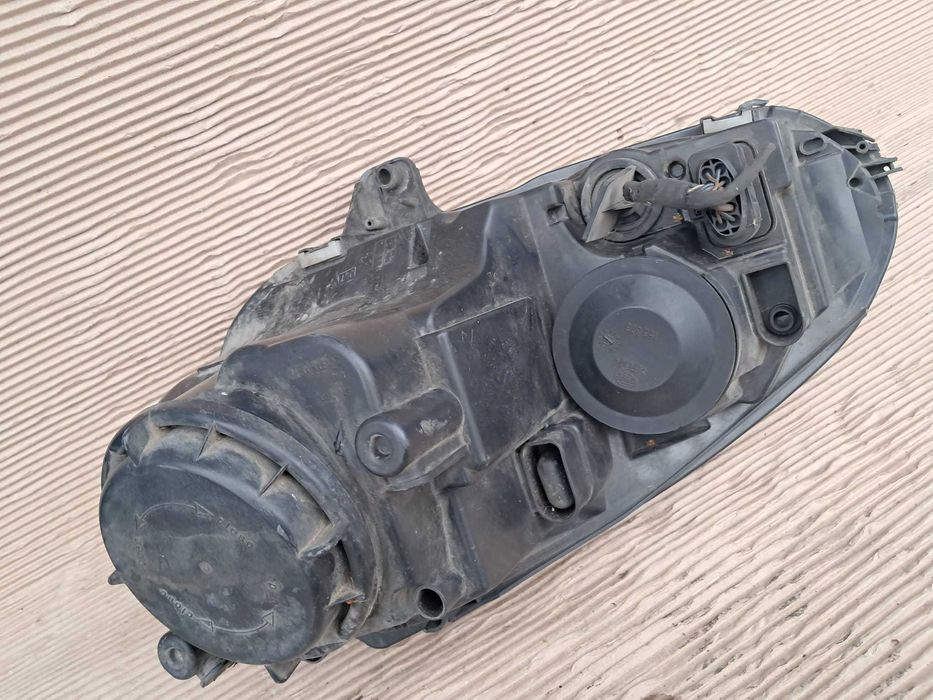 Vw Golf 5, far dreapta cu becuri si mufe, din dezmembrari