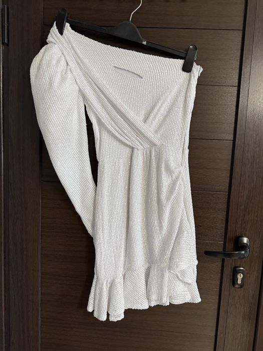 Бяла рокля с пайети и едно рама