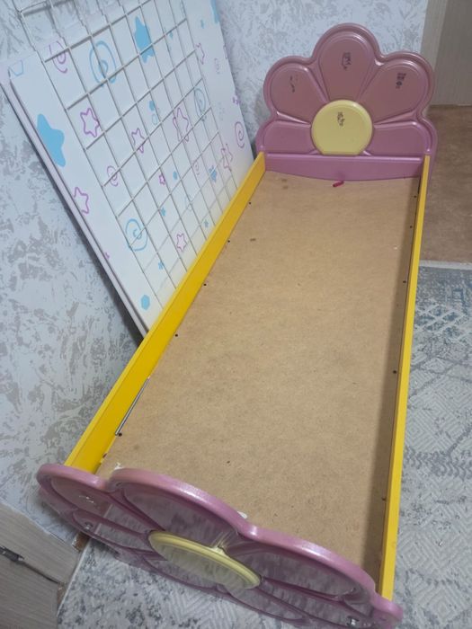 Кровать продам.