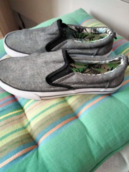 Cizme,ghete din piele50 lei,converse noi 25 lei,pantofi gală 50 lei.