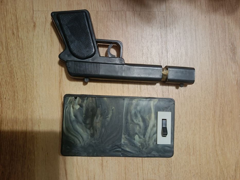 Стари играчки , пистолет и сметало