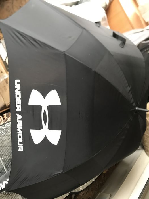 Огромный черный зонт Under Armour!