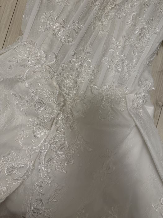 Rochie mireasa  corset si dantela alba