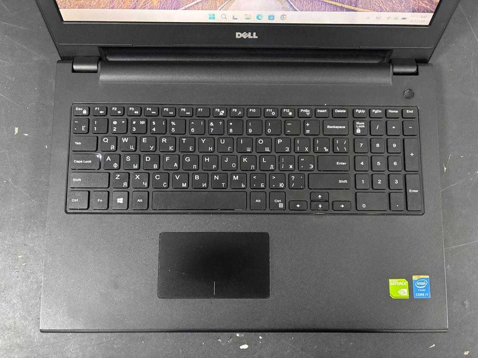 Ноутбук Dell Core i7 работает шустро SSD