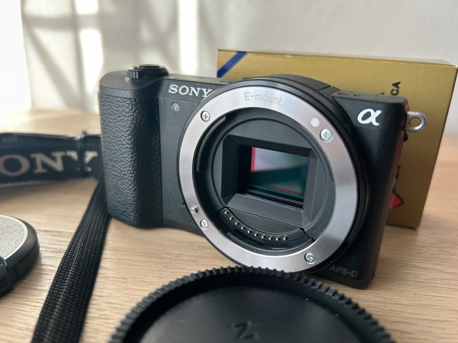 Sony a5100 (ILCE-5100) + Sony 20mm f/2.8 - само 3600 кадъра (MINT)
