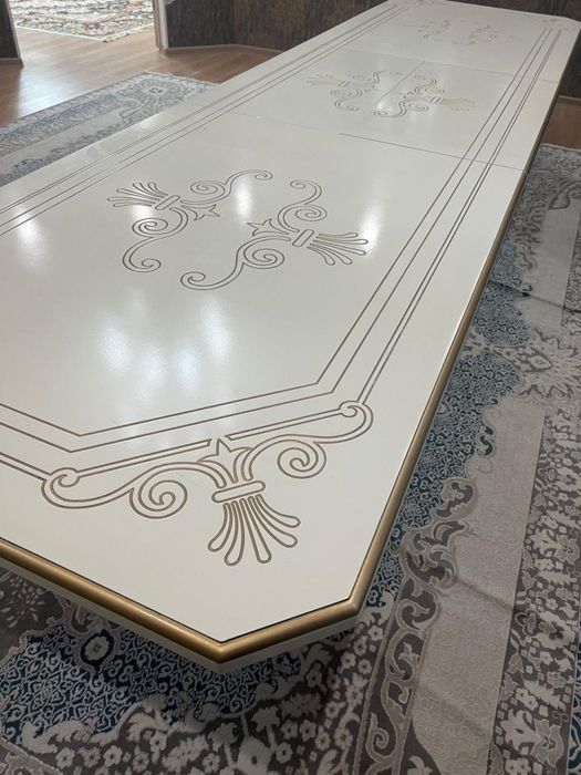 Стол и стулья для гостиной